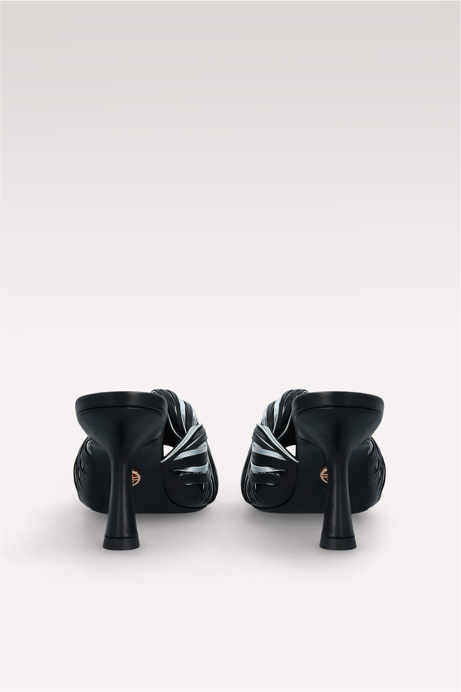 MULES REESE IN NAPPA NERA E PELLE METALLIZZATA ARGENTO