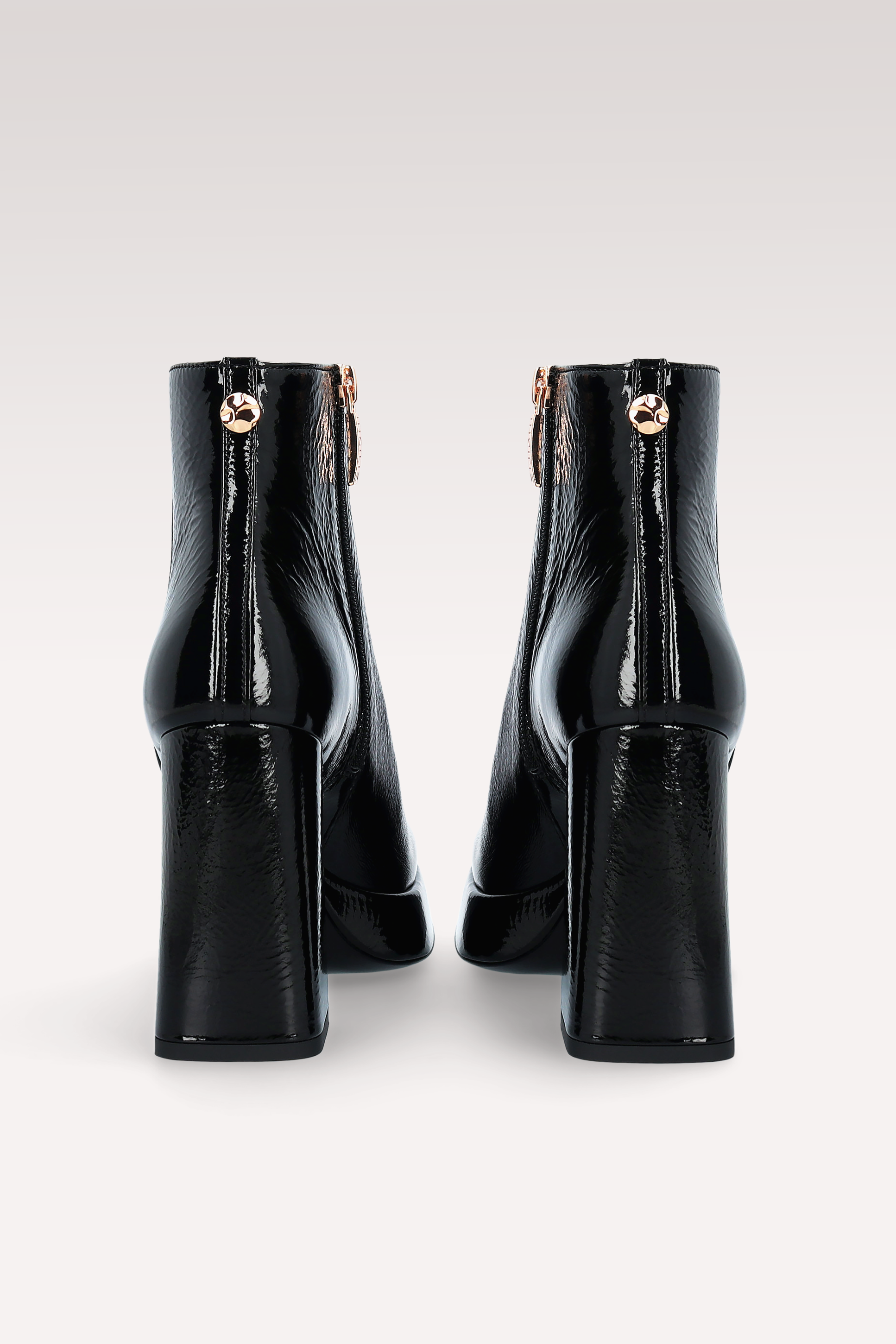 CINDY ZIP 02 STIVALETTI CON PLATEAU IN VERNICE NERA SCHIACCIATA