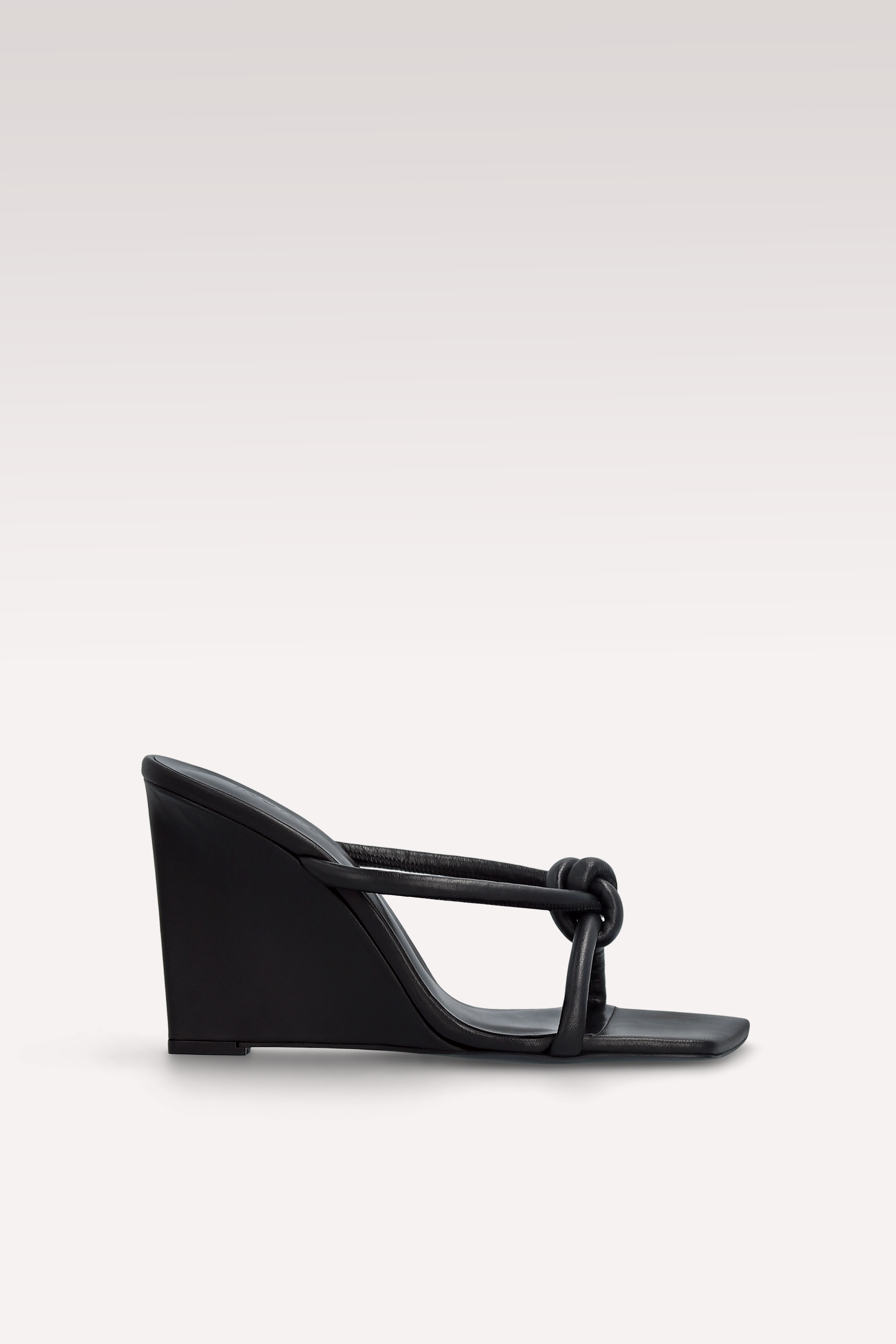 MULES IN PELLE NERA ZATANNA