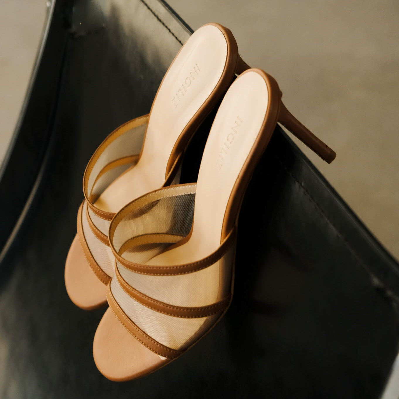 MULES ADELINE IN PELLE MARRONE E RETE