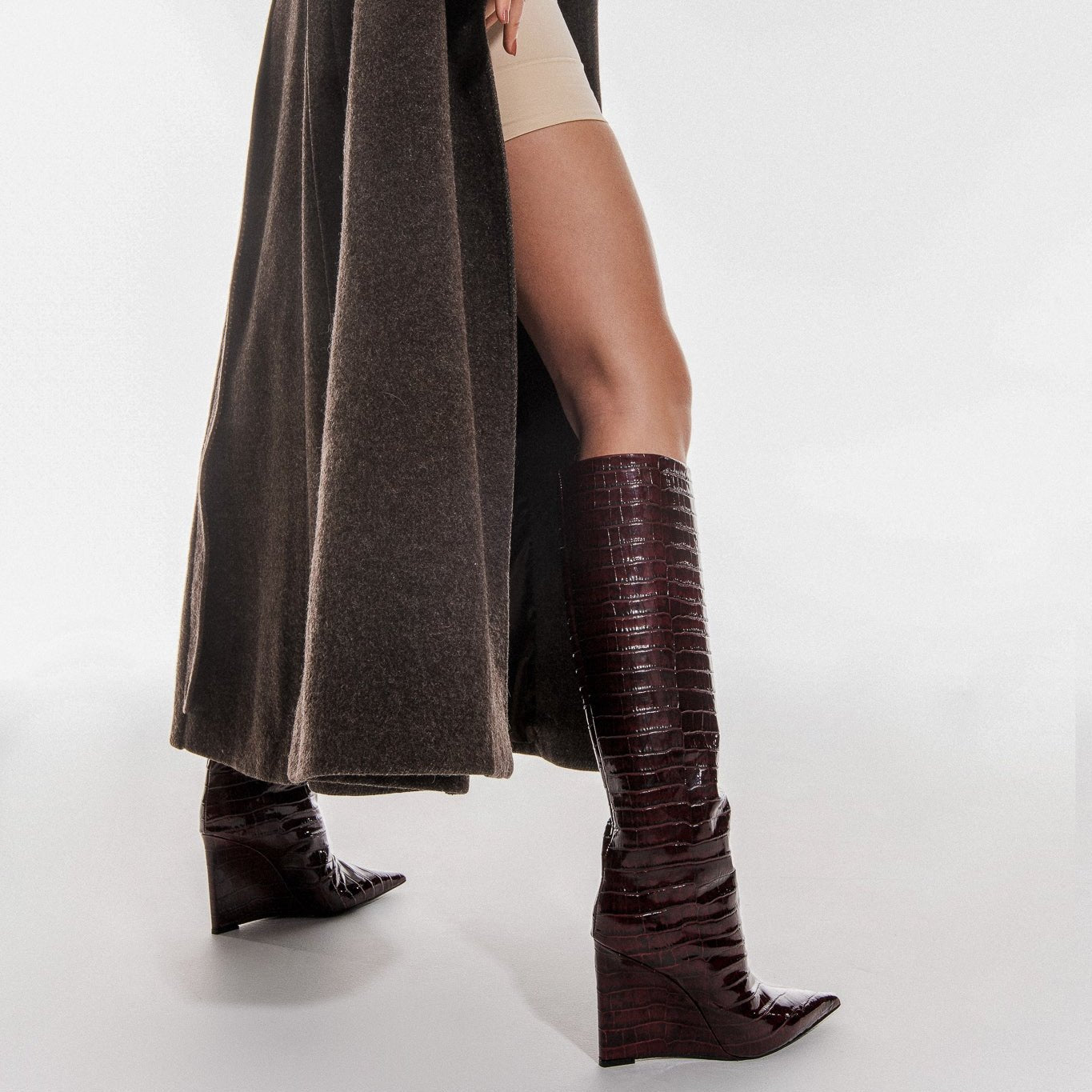 STIVALI CON TACCO ZEUDI 02 IN VERNICE BORDEAUX CON GOFFRATURA IN PELLE COCCODRILLO