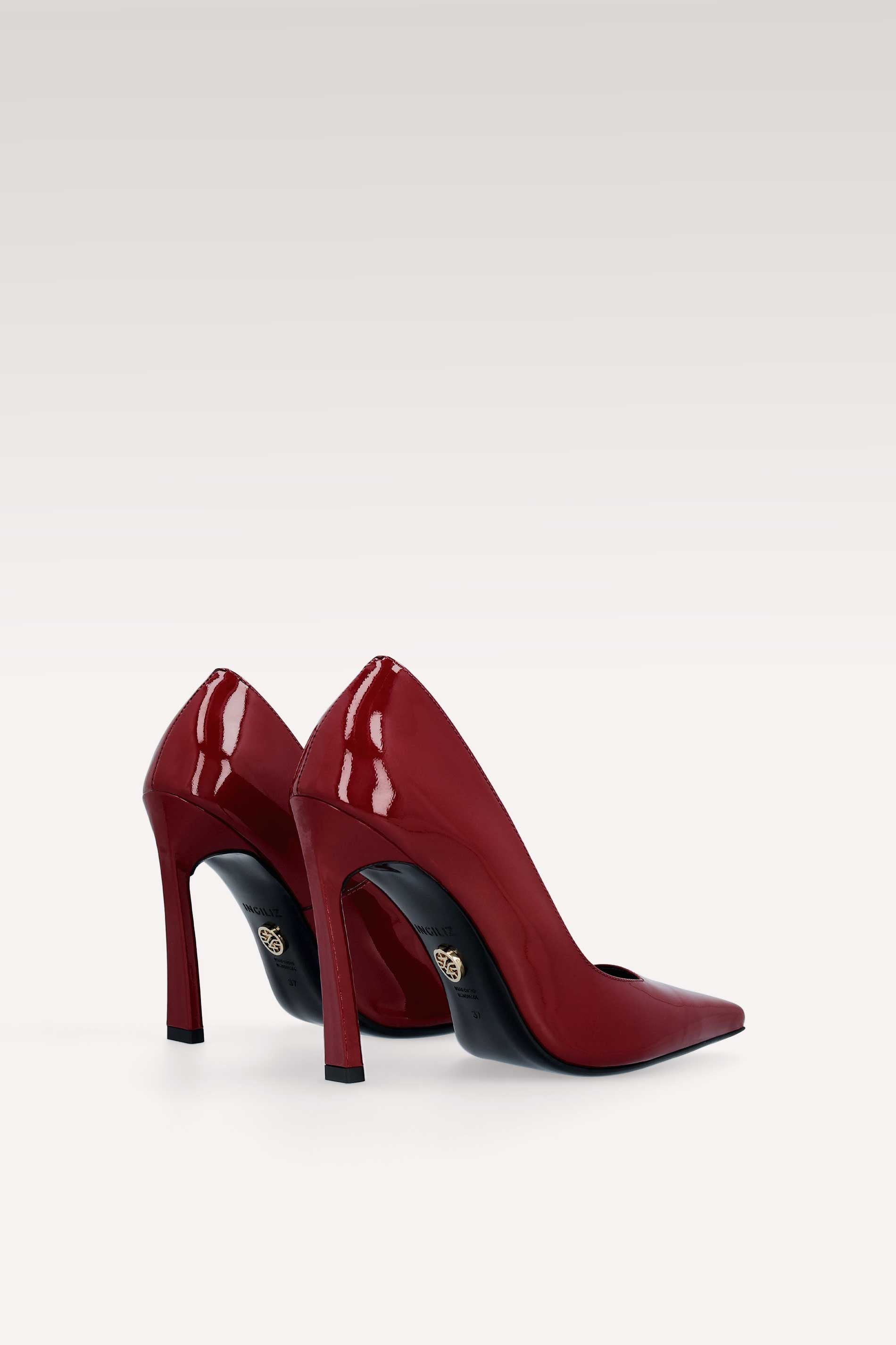 DÉCOLLETÉ IN VERNICE NAOMI CHERRY E BORSA A TRACOLLA DALIA