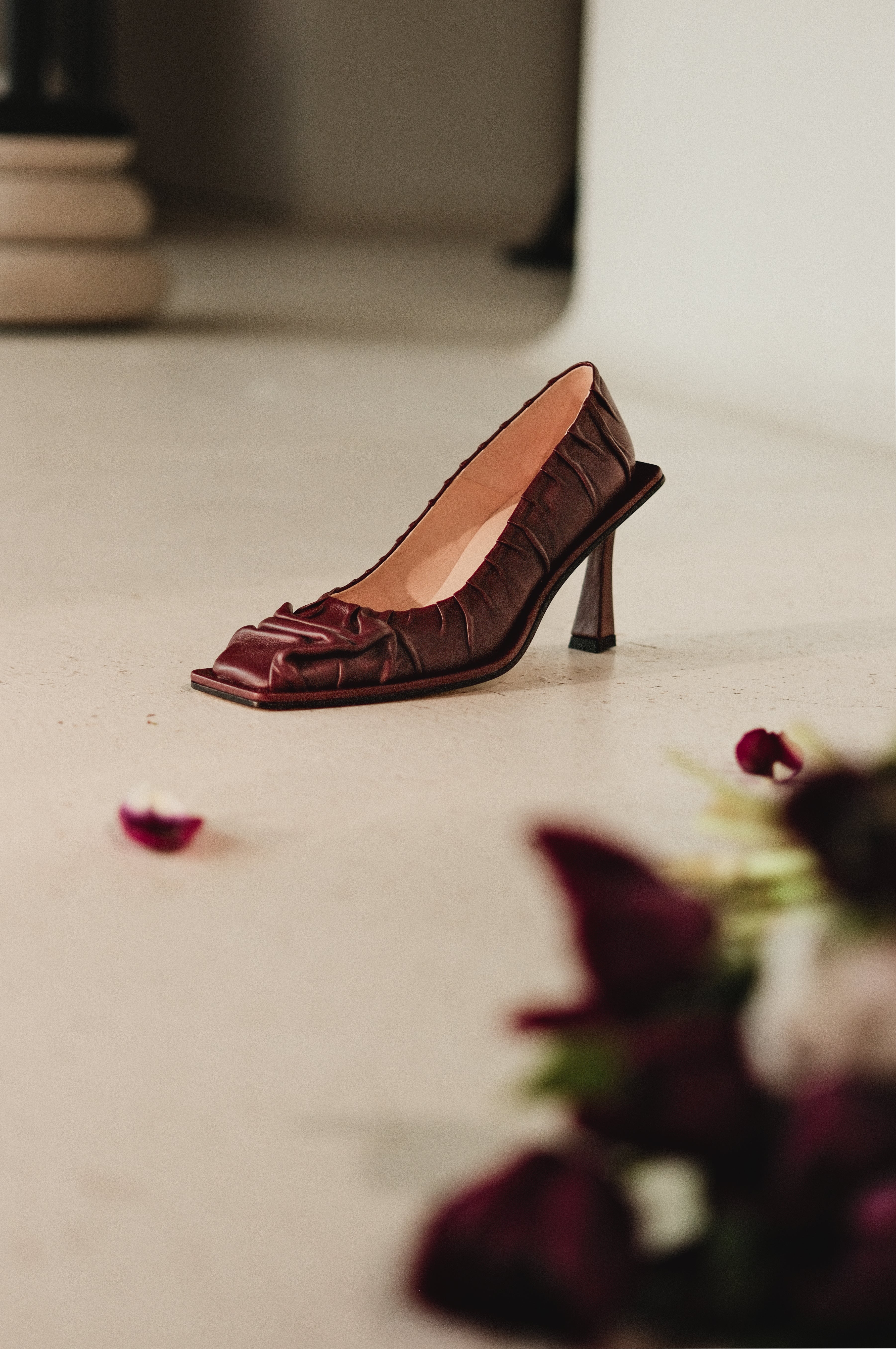 KA DÉCOLLETÉ IN MORBIDA NAPPA BORDEAUX