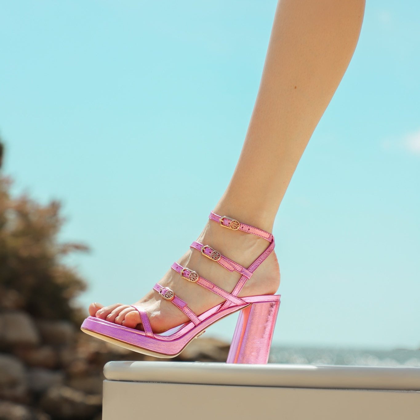 SANDALI CON PLATEAU IN PELLE METALLIZZATA RITA ROSA