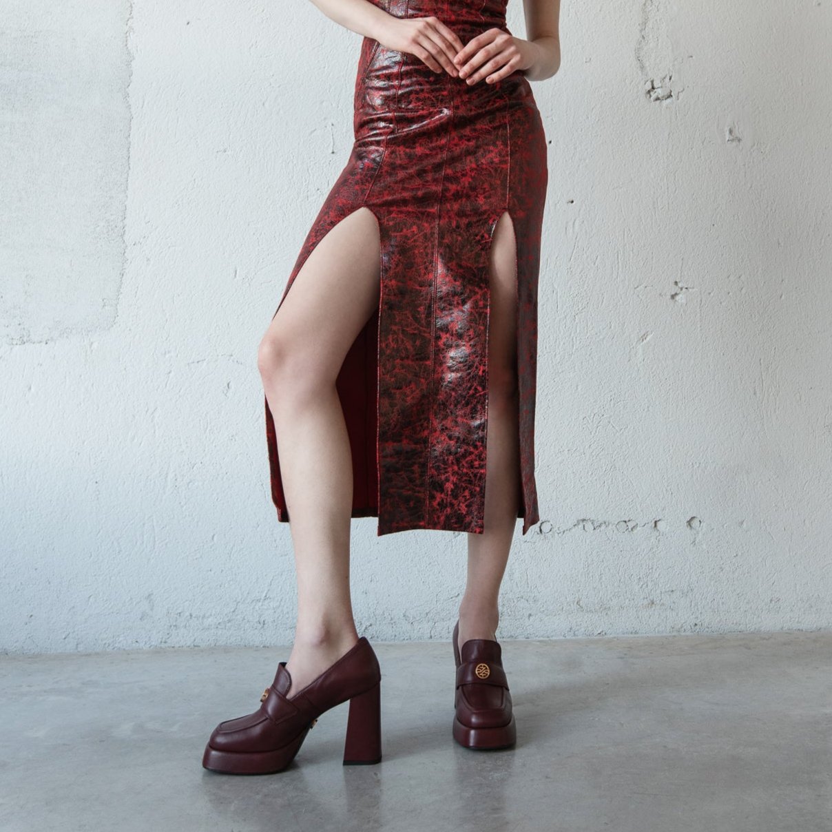 CINDY MOK 02 DÉCOLLETÉ CON PLATEAU IN PELLE LISCIA BORDEAUX