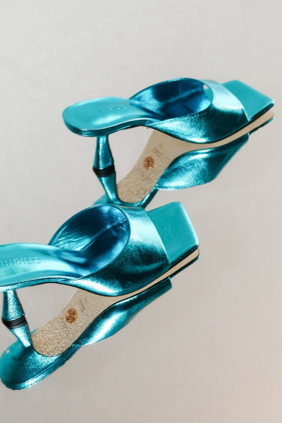 MULES IN PELLE METALLIZZATA BLU RENY